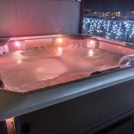White Dream Penthouse With Jacuzzi Lejlighed Braşov Eksteriør billede