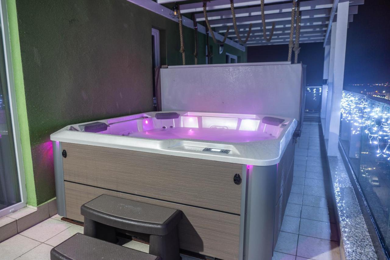 White Dream Penthouse With Jacuzzi Lejlighed Braşov Eksteriør billede