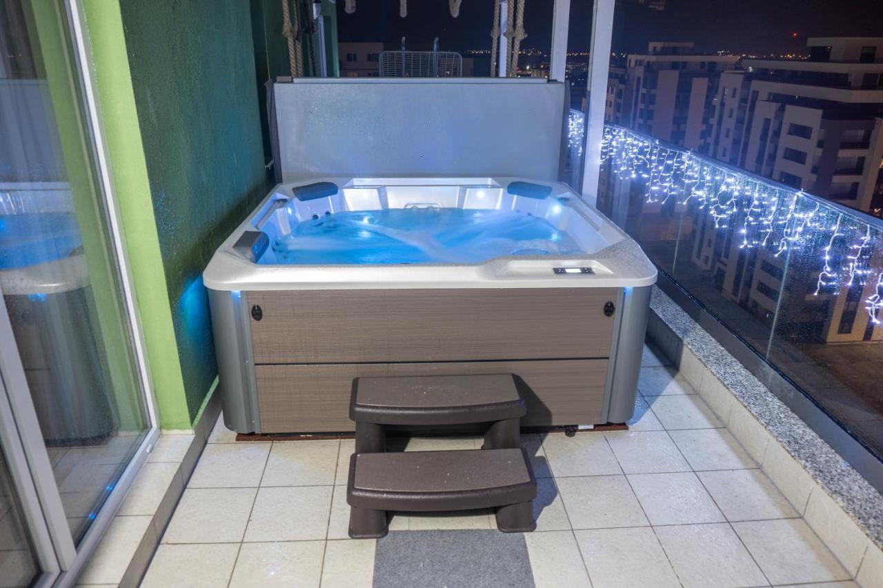 White Dream Penthouse With Jacuzzi Lejlighed Braşov Eksteriør billede