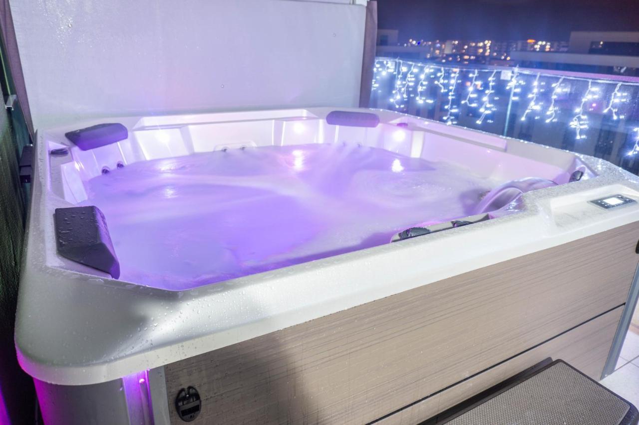 White Dream Penthouse With Jacuzzi Lejlighed Braşov Eksteriør billede