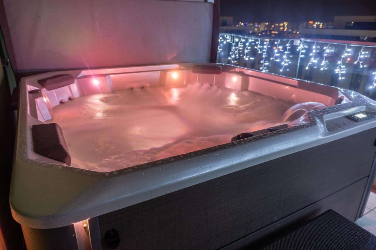 White Dream Penthouse With Jacuzzi Lejlighed Braşov Eksteriør billede