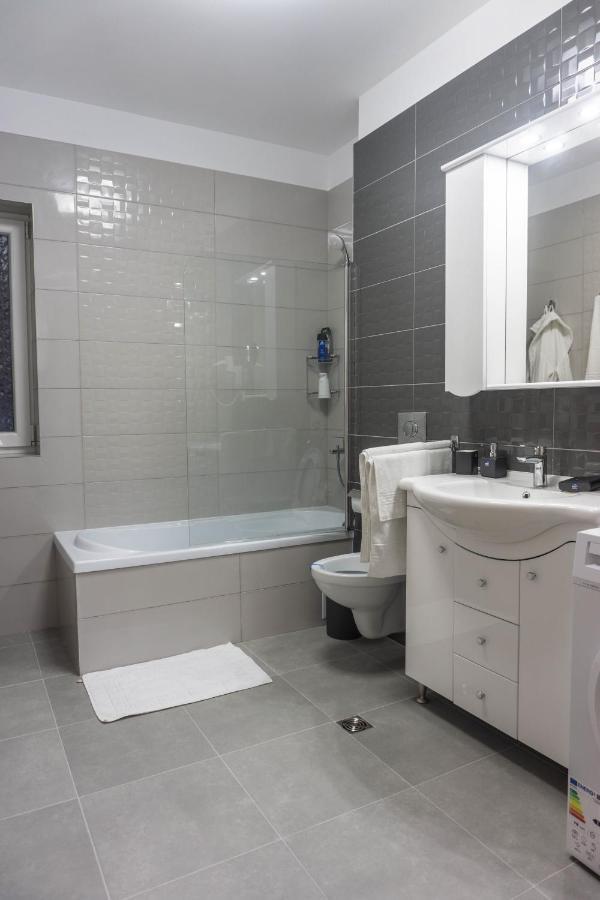 White Dream Penthouse With Jacuzzi Lejlighed Braşov Eksteriør billede