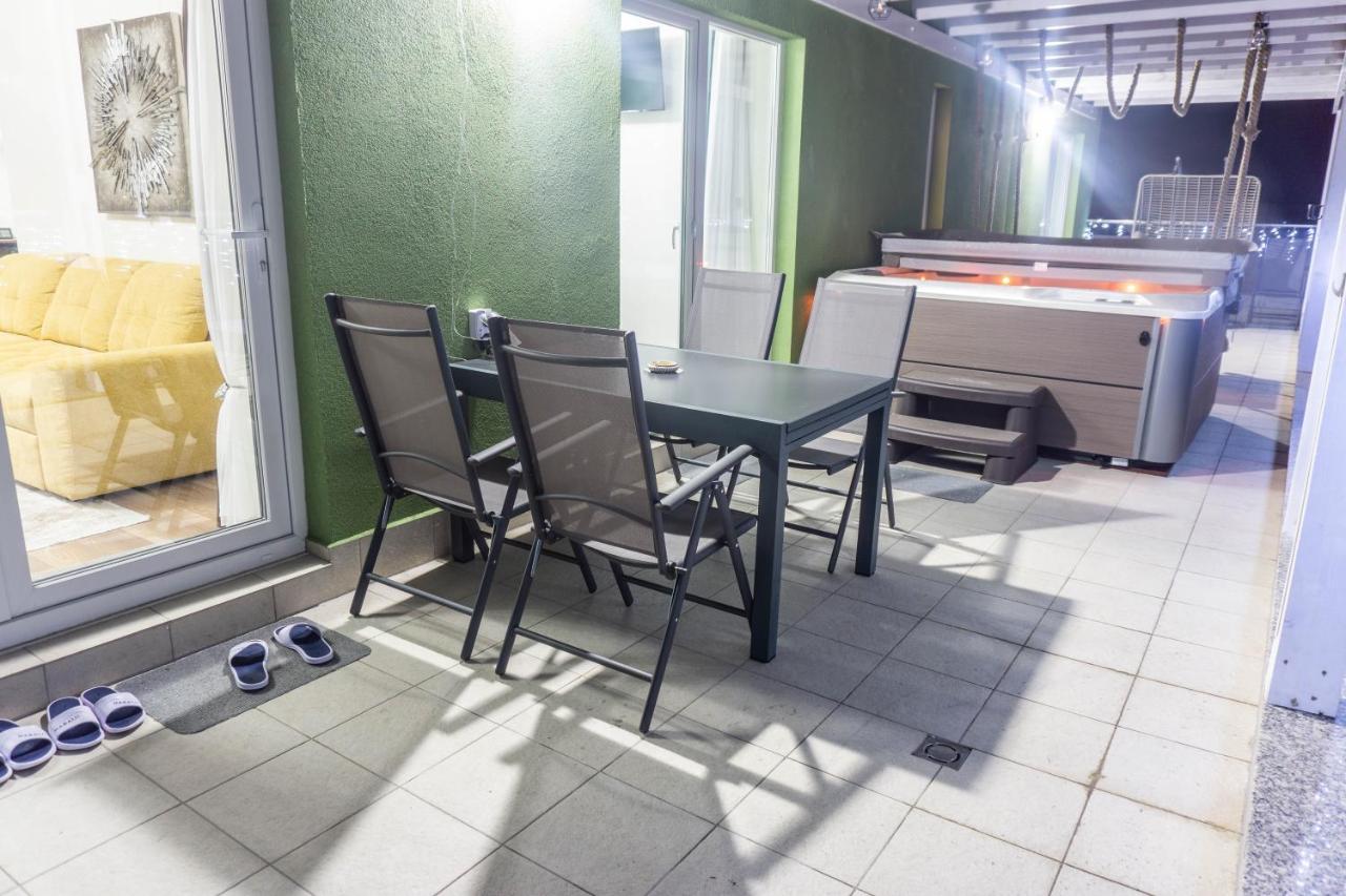 White Dream Penthouse With Jacuzzi Lejlighed Braşov Eksteriør billede