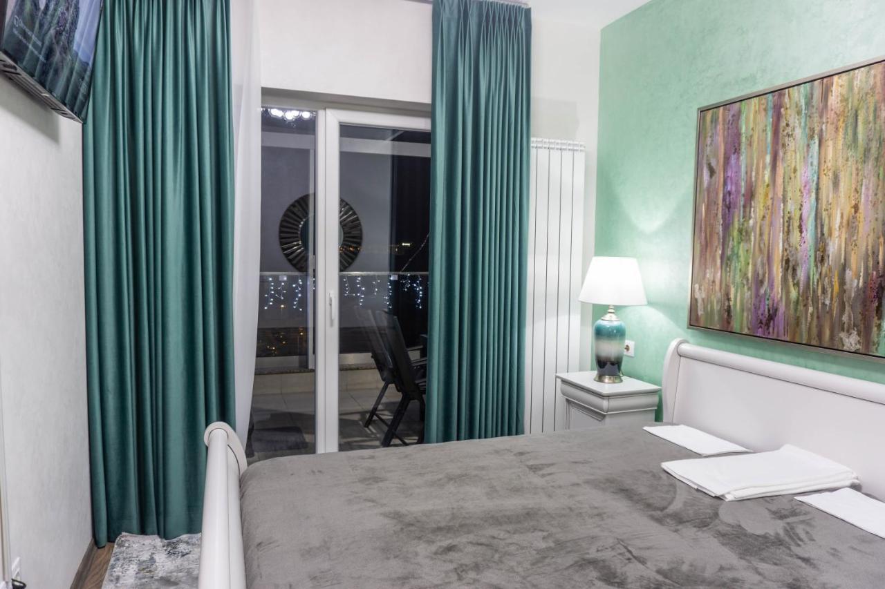 White Dream Penthouse With Jacuzzi Lejlighed Braşov Eksteriør billede