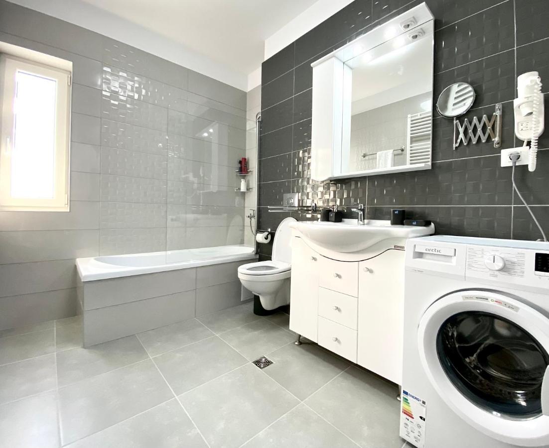 White Dream Penthouse With Jacuzzi Lejlighed Braşov Eksteriør billede