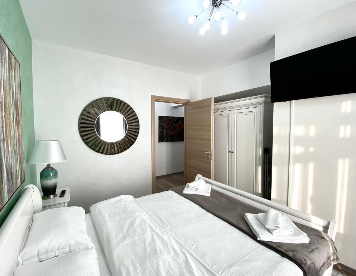 White Dream Penthouse With Jacuzzi Lejlighed Braşov Eksteriør billede