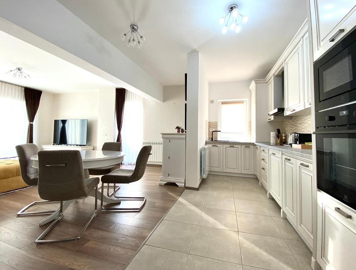 White Dream Penthouse With Jacuzzi Lejlighed Braşov Eksteriør billede