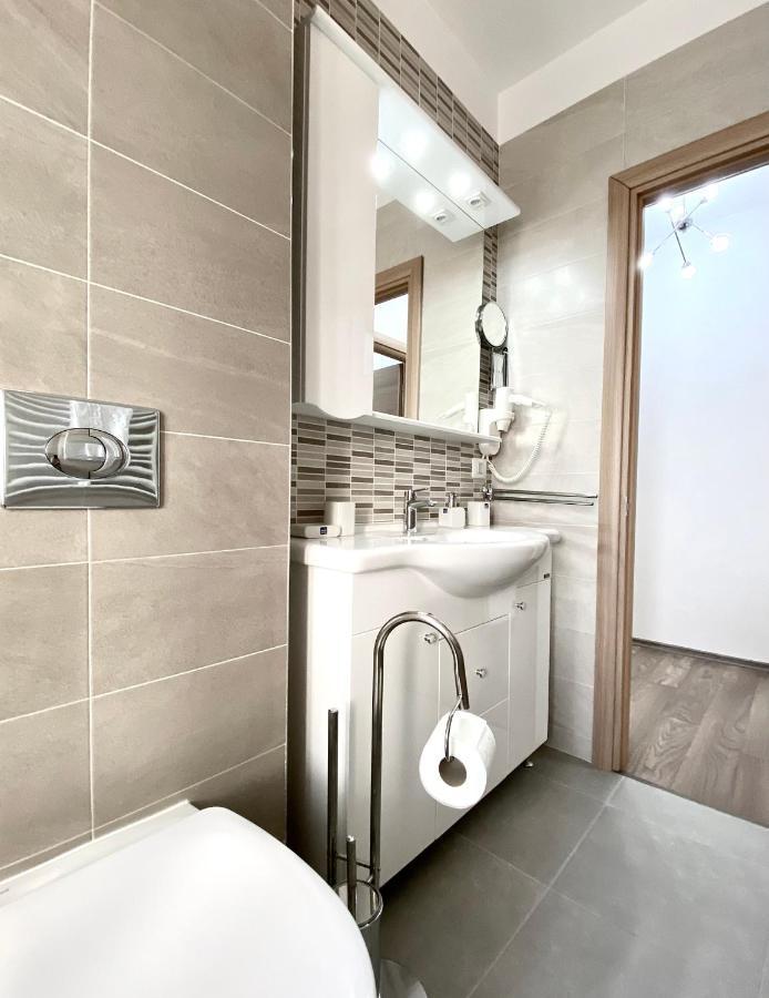 White Dream Penthouse With Jacuzzi Lejlighed Braşov Eksteriør billede