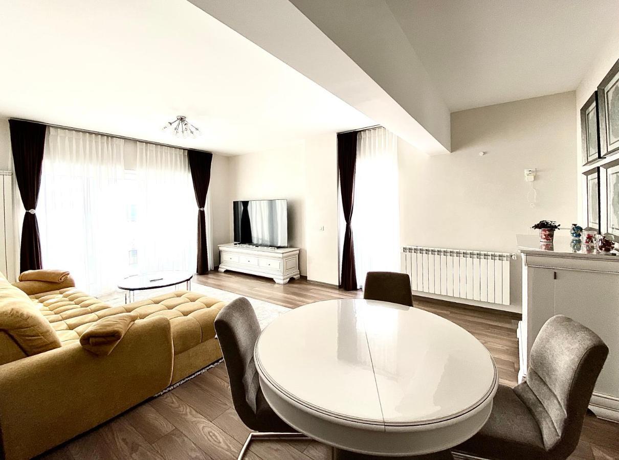 White Dream Penthouse With Jacuzzi Lejlighed Braşov Eksteriør billede